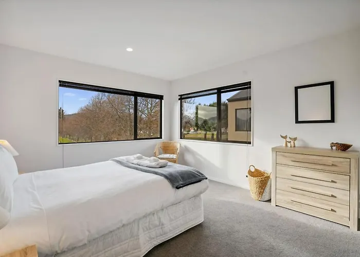 Lakeview Lane | Views, Walk To Town Centre! 度假居 *