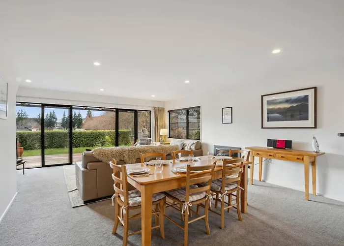 Lakeview Lane | Views, Walk To Town Centre! *