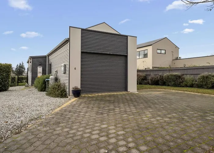 Lakeview Lane | Views, Walk To Town Centre! 度假居