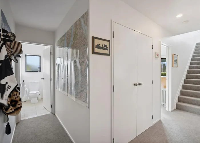 Lakeview Lane | Views, Walk To Town Centre! *