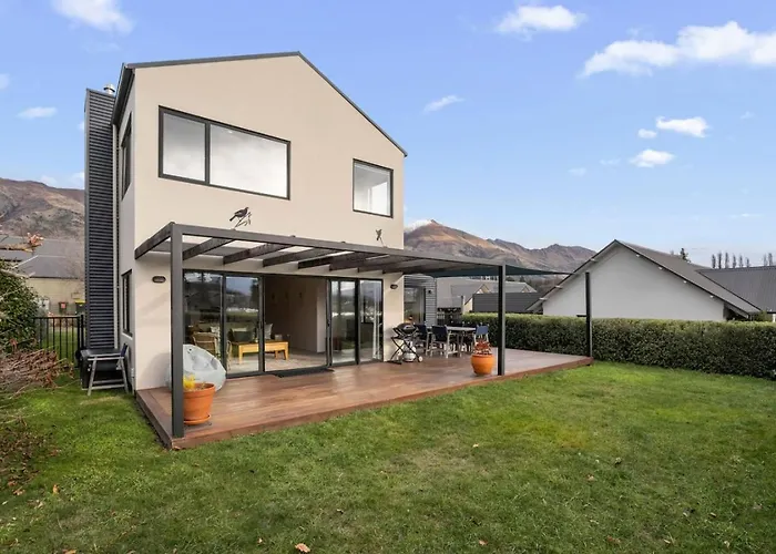 Lakeview Lane | Views, Walk To Town Centre!