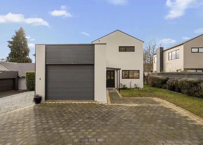 Lakeview Lane | Views, Walk To Town Centre! *