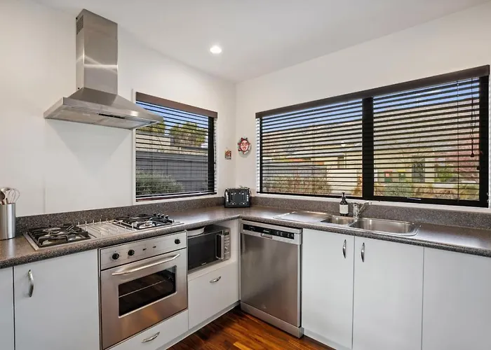 Lakeview Lane | Views, Walk To Town Centre! 度假居 *